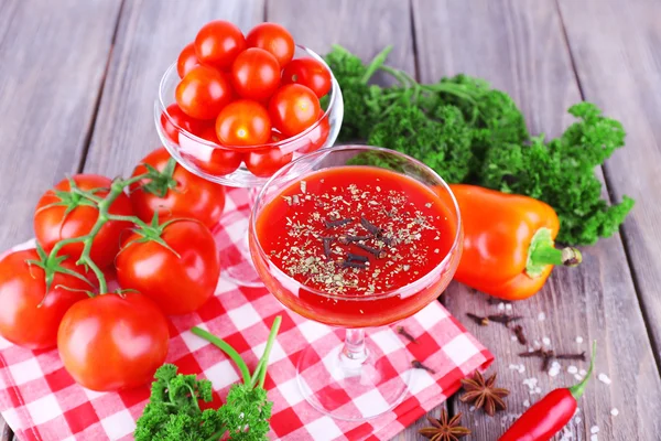 Tomato juice and fresh vegetables — Stock Photo, Image