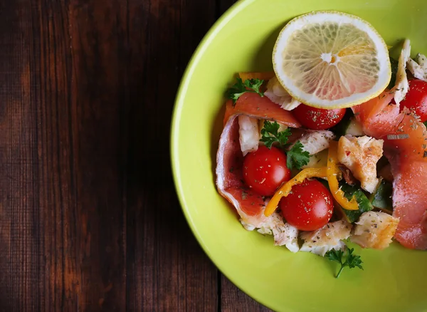 Frischer Fischsalat mit Gemüse — Stockfoto