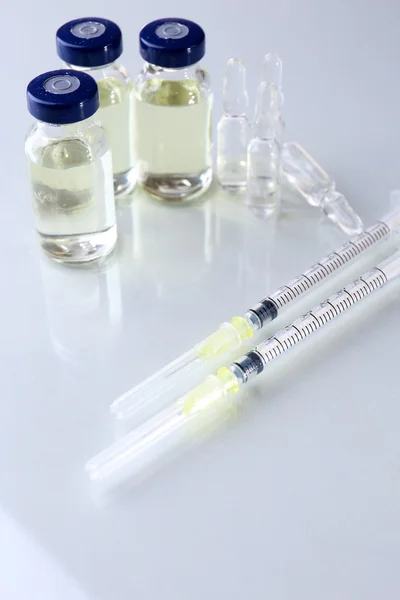 Вакцина в флаконі з шприцом — стокове фото