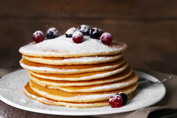 Pfannkuchen mit Puderzucker, Beeren — Stockfoto