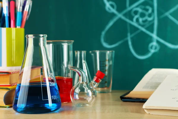 Schreibtisch im Chemieunterricht — Stockfoto