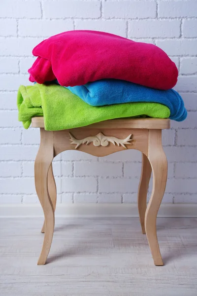 Teplé deky na dřevěný stůl — Stock fotografie