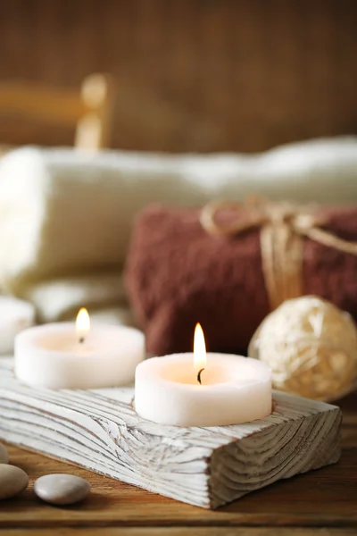 Zusammensetzung der Wellness-Behandlung, Kerzen in Schüssel mit Wasser auf Holzgrund — Stockfoto