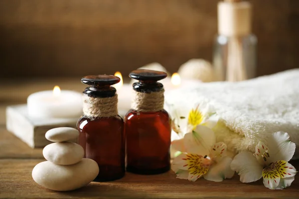 Composição de tratamento de spa, velas em tigela com água sobre fundo de madeira — Fotografia de Stock