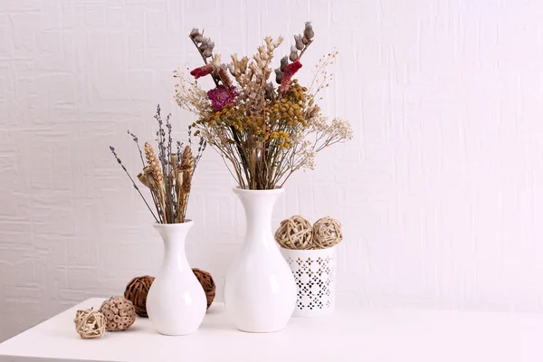 Composición de flores secas sobre fondo de pared blanco — Foto de Stock