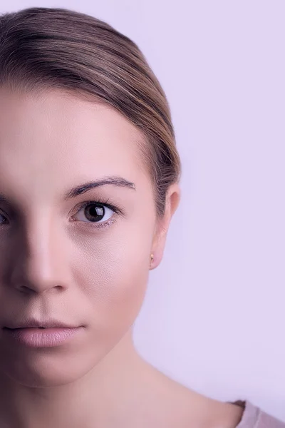 Εφαρμογή μακιγιάζ στο γυναικείο πρόσωπο, σε λευκό φόντο — Φωτογραφία Αρχείου