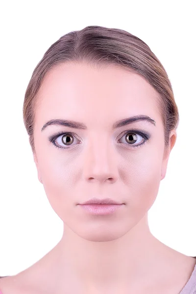 Tillämpa makeup på kvinnliga ansikte, isolerad på vit bakgrund — Stockfoto