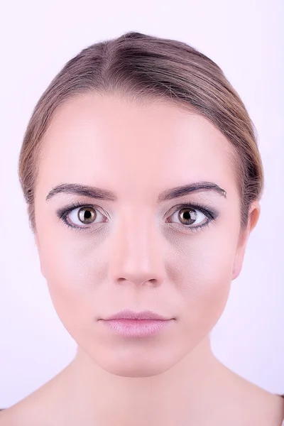 Aplicar maquillaje sobre la cara femenina, aislado sobre fondo blanco — Foto de Stock