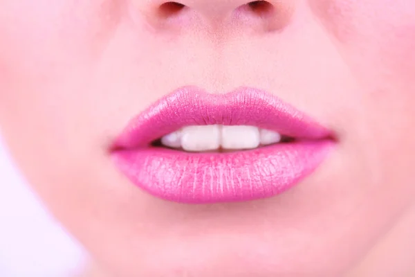 Rózsaszín rúzs az ajkakon — Stock Fotó