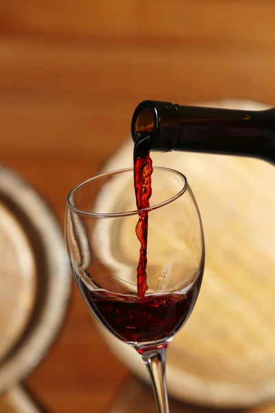 Rotwein aus Flasche gießen — Stockfoto