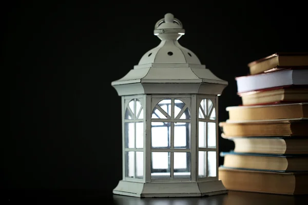 Книги и декоративные фонари — стоковое фото
