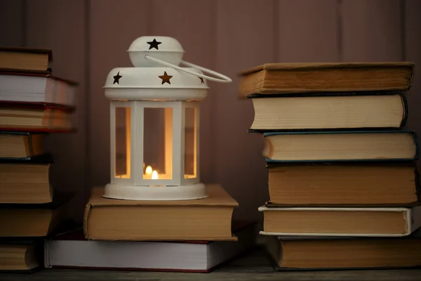 Книги и декоративные фонари — стоковое фото