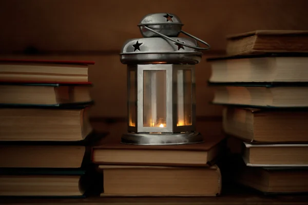 Książki i ozdobny latarnia — Zdjęcie stockowe