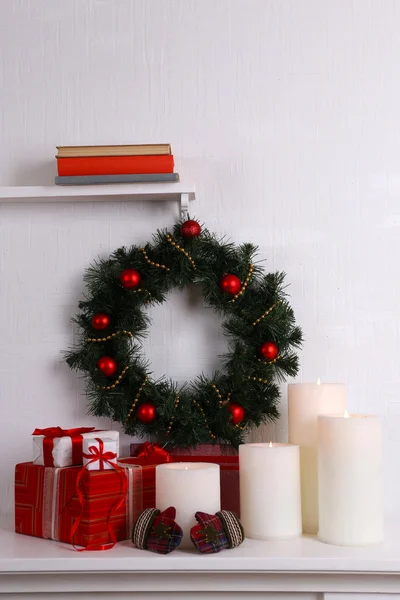 Grinalda de Natal, velas e presentes — Fotografia de Stock