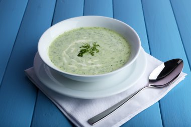 Kabın içinde salatalık çorbası