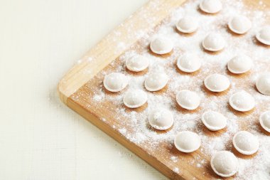 Kesme tahtası üzerinde çiğ köfte