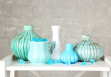 İç tablo üst ve beyaz tuğla duvar arka plan üzerinde dekoratif vazo ile