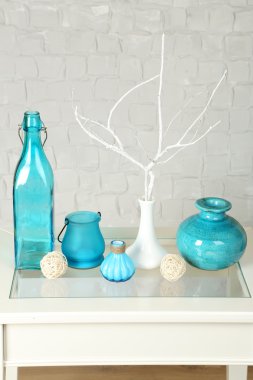 İç tablo üst ve beyaz tuğla duvar arka plan üzerinde dekoratif vazo ile