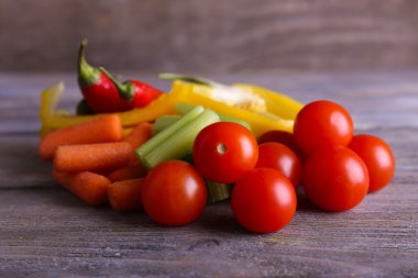 Rustik ahşap plakalar arka plan üzerinde taze sebze