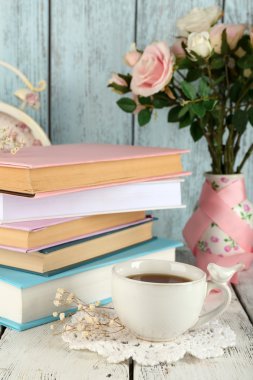 Kitap ve çiçekler ile çay