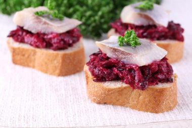 Tost ile ringa balığı ve pancar