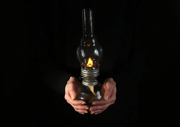 Kerosine lamp in vrouwelijke handen — Stockfoto