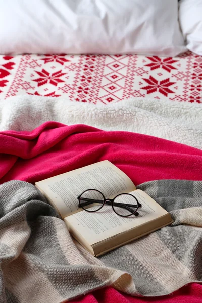 Libro y gafas en la cama — Foto de Stock