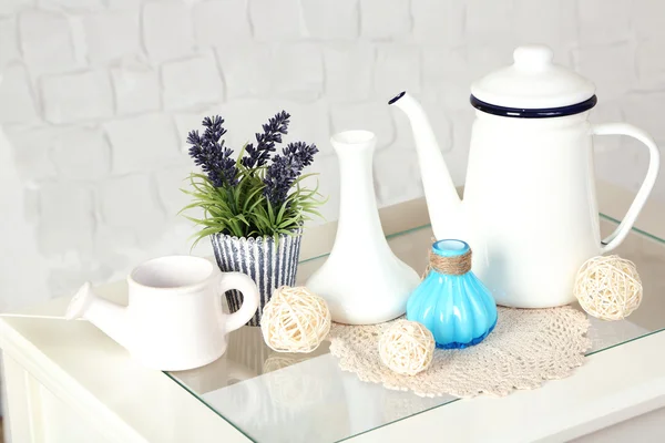 Interior com vasos decorativos e planta na parte superior da mesa e parede de tijolo branco fundo — Fotografia de Stock