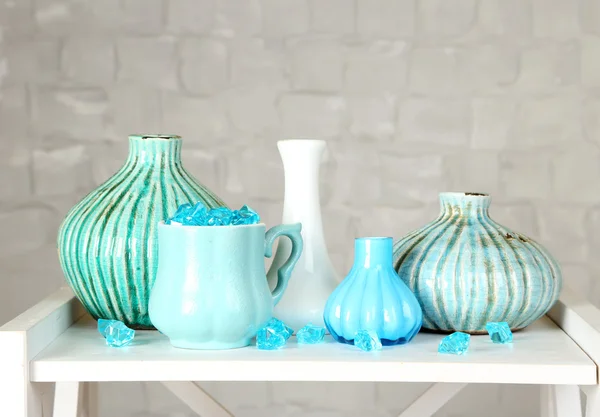 Interno con vasi decorativi sul piano del tavolo e sfondo della parete di mattoni bianchi — Foto Stock