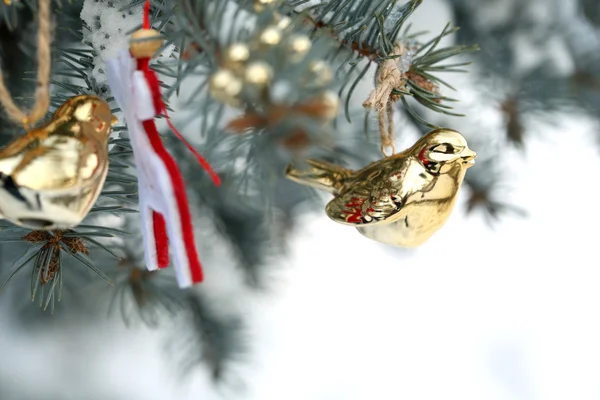 Pokryte śniegiem i Bożego Narodzenia ozdoba oddziału świerk, na zewnątrz — Zdjęcie stockowe
