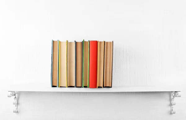 Gamla böcker på bokhyllan — Stockfoto