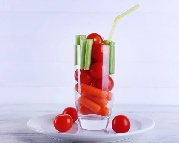 Vegetales en vidrio con tubo en placa y fondo de tablones de madera de color —  Fotos de Stock