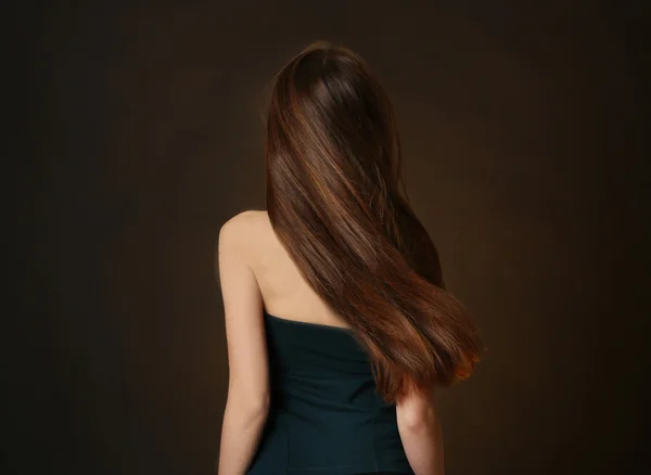 Νεαρή γυναίκα με μακριά μαλλιά — Φωτογραφία Αρχείου
