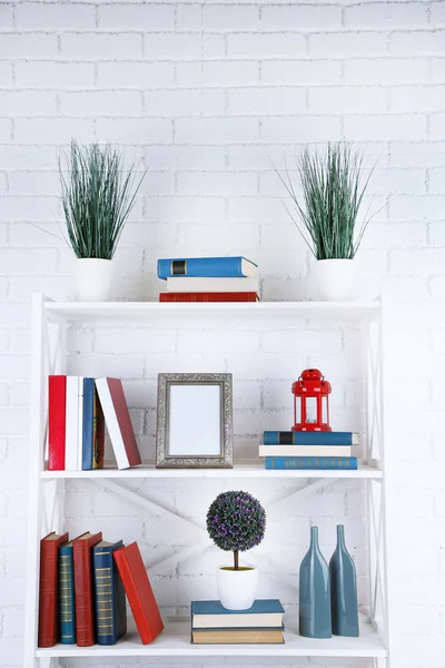 Bookshelves with decorative objects — Stock Photo, Image