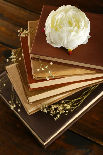 Libros con flor —  Fotos de Stock