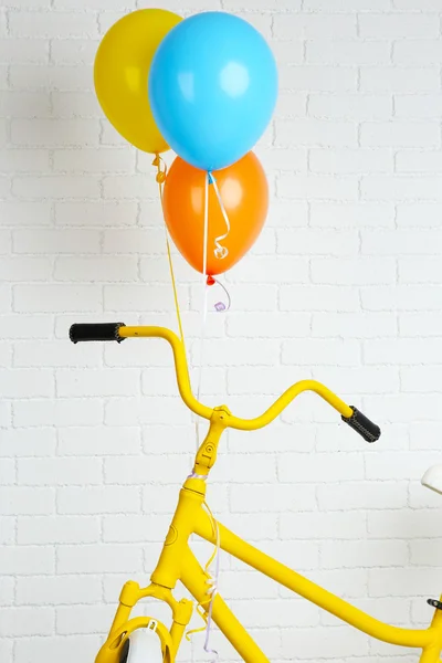 Bicicleta amarilla con globos — Foto de Stock