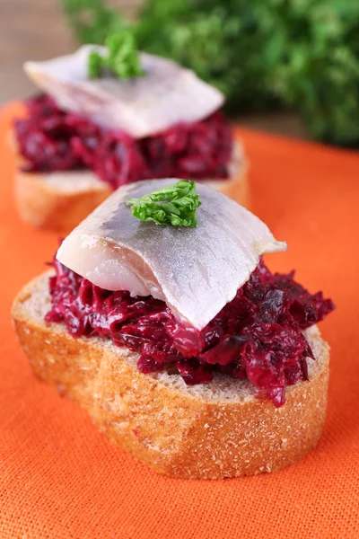 Toasts with herring and beets — Stock Photo, Image