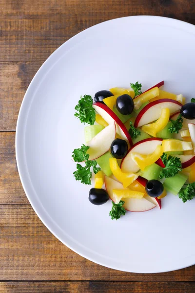 Insalata Waldorf con olive su piatto su fondo di legno — Foto Stock