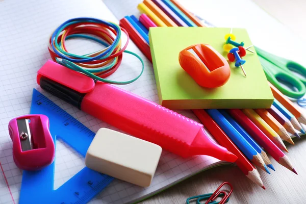 Fournitures scolaires sur le bureau — Photo