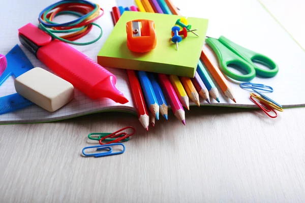 Fournitures scolaires sur le bureau — Photo