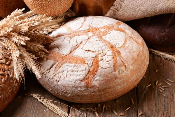 Tablo yakın çekim farklı ekmek — Stok fotoğraf