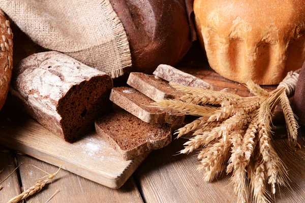 Pane diverso sulla tavola primo piano — Foto Stock