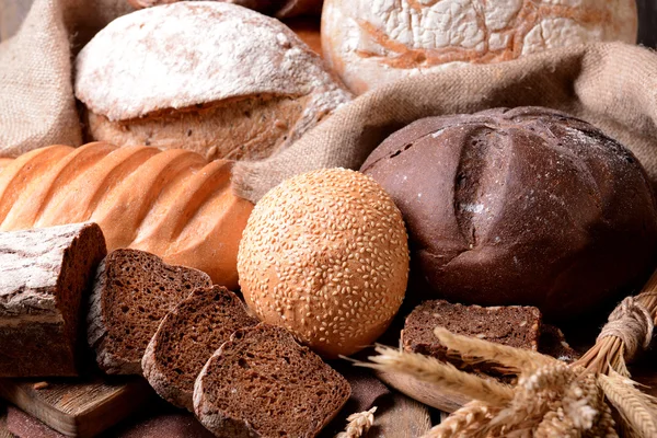 Різний хліб на столі крупним планом — стокове фото