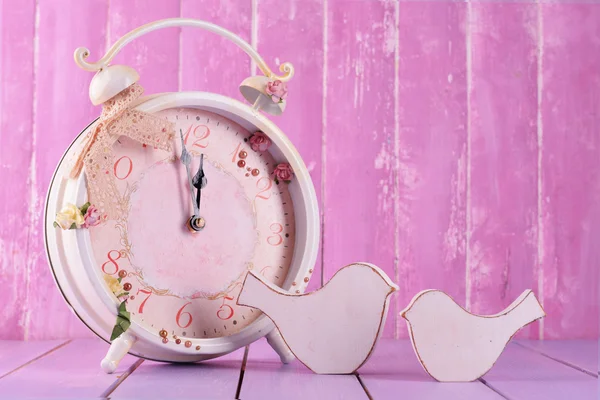 Vintage saati ile dekoratif kuş — Stok fotoğraf