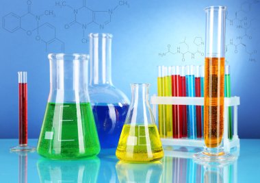 test tüpleri ile renkli sıvı