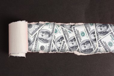 Doları banknot yırtık siyah kağıt üzerinden