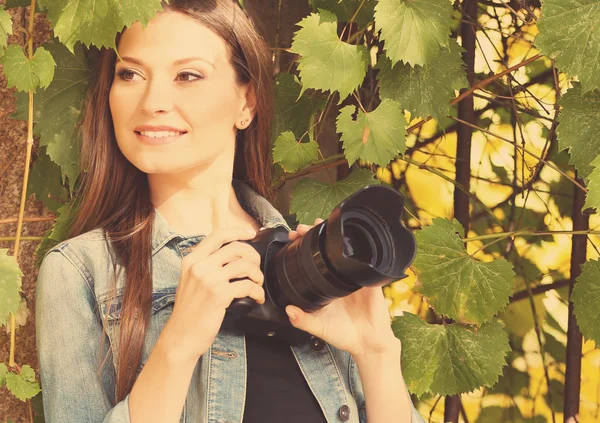 Young photographer taking photos outdoors — Stock Photo, Image