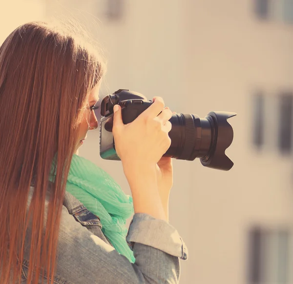 Joven fotógrafo tomando fotos al aire libre —  Fotos de Stock