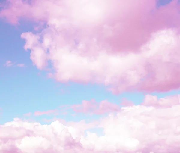 Céu azul fundo com nuvens rosa — Fotografia de Stock