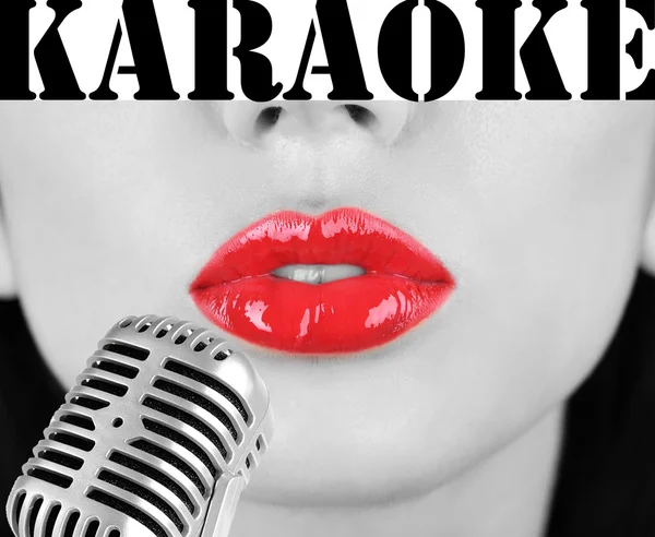 Nő, piros ajkak és retro mikrofon, karaoke-koncepció — Stock Fotó